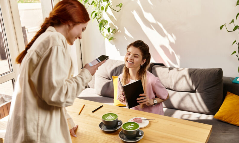 Matcha a cucerit cafenelele și internetul. De ce a devenit atât de căutată