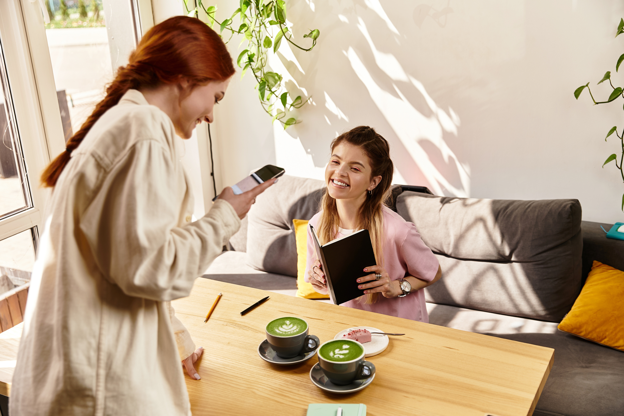 Matcha a cucerit cafenelele și internetul. De ce a devenit atât de căutată
