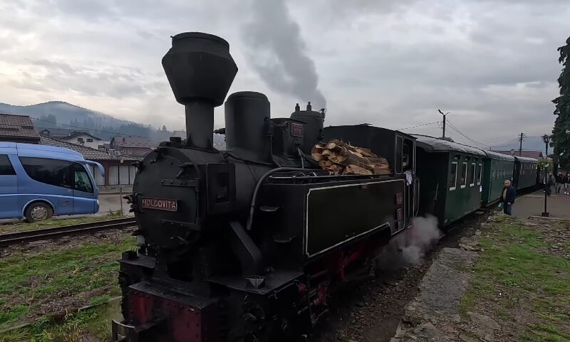 Mocănița din Bucovina a deraiat. Locomotiva a ajuns pe asfalt