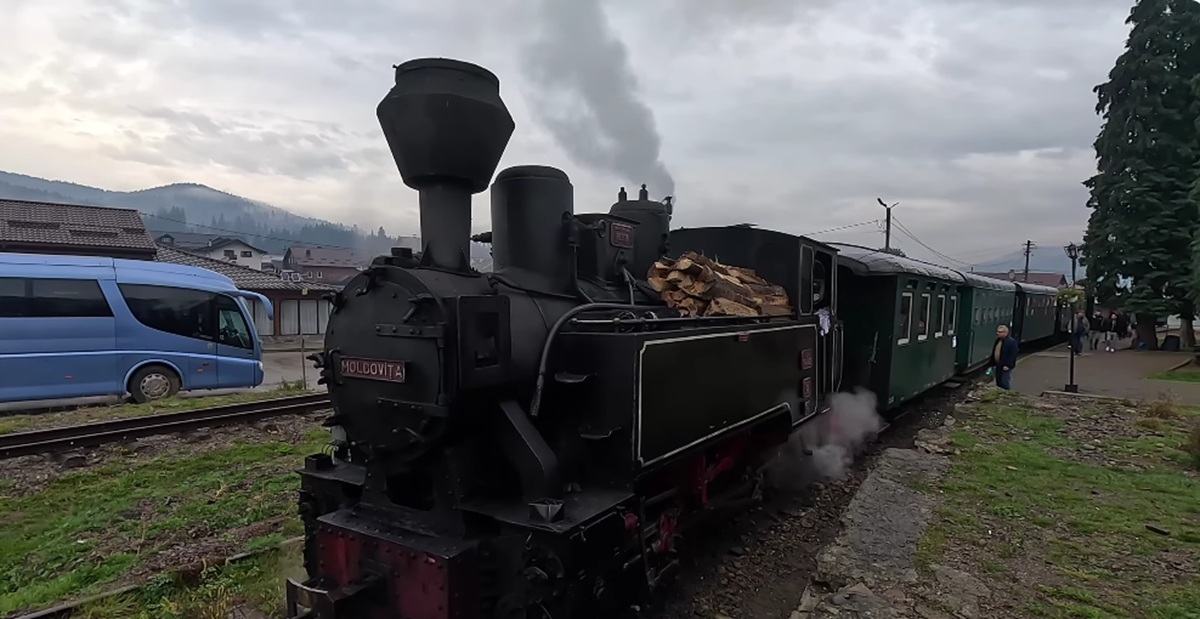 Mocănița din Bucovina a deraiat. Locomotiva a ajuns pe asfalt