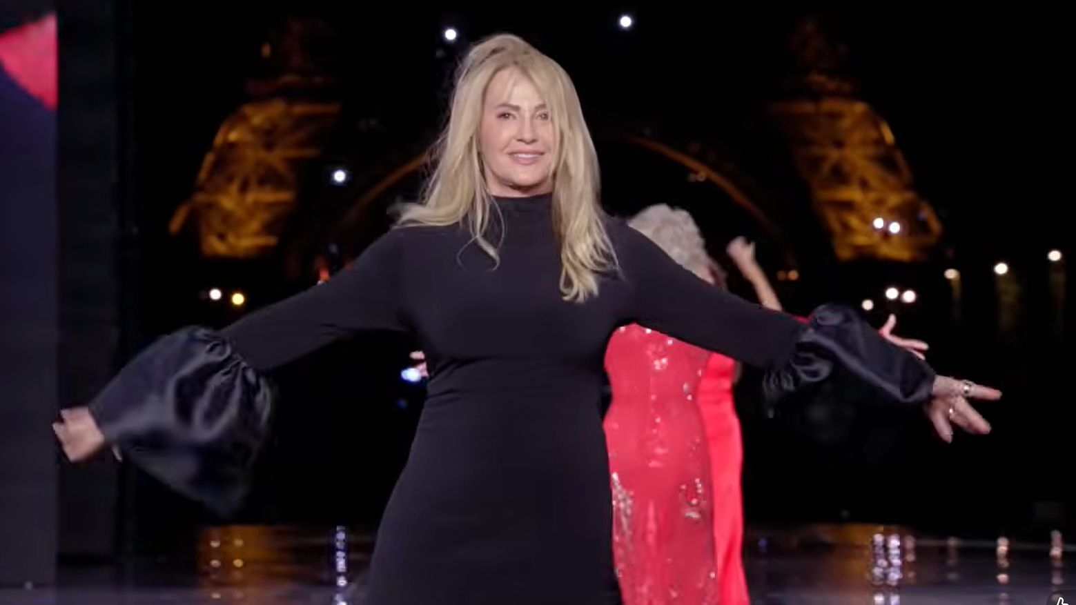 Primele imagini din spatele scenei cu Nadia Comăneci la Paris Fashion Week. Zeița de la Montreal a defilat la Turnul Eiffel