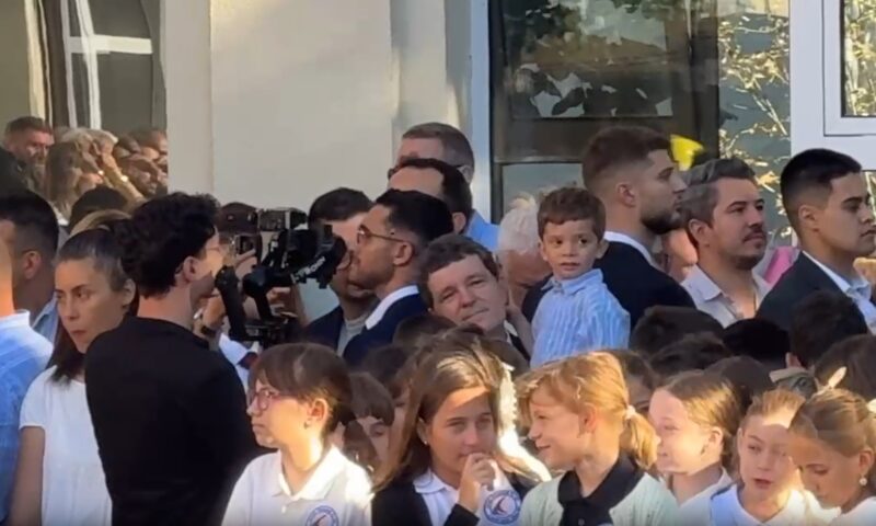 Nicuşor Dan şi-a dus fiica la şcoală în prima zi de cursuri. Mesajul preşedintelui pentru elevi, părinţi şi profesori