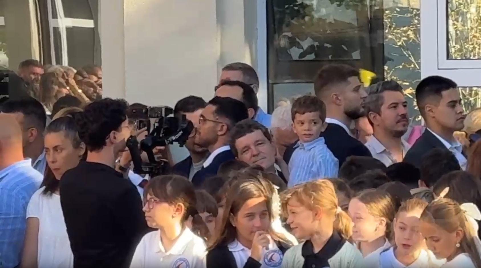Nicuşor Dan şi-a dus fiica la şcoală în prima zi de cursuri. Mesajul preşedintelui pentru elevi, părinţi şi profesori