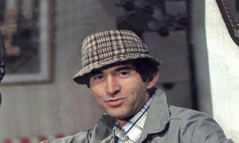 Pălăria care a cucerit România. 1980's AI photo trend Balcan style