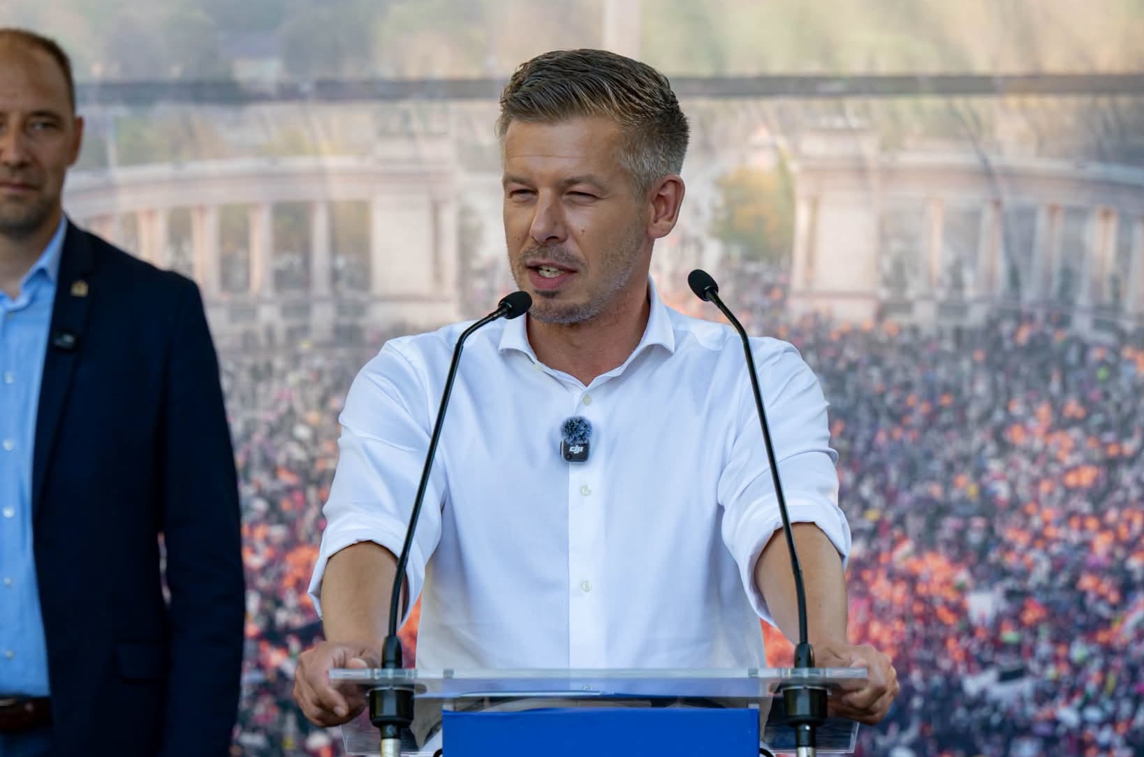 Péter Magyar, atacat cu un ouă în timpul unui miting. Un bărbat a fost reținut