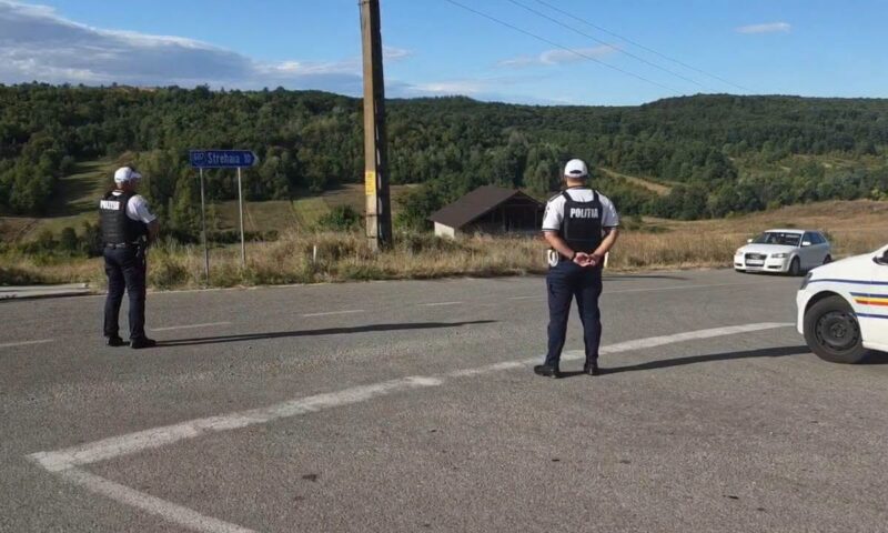 Căutări cu elicopterul în Mehedinți. Un cetățean moldovean a fugit după ce a abandonat o mașină lângă pădure