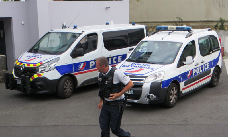 Graffiti cu sicrie pe clădirile Adunării Naționale din Franța. Un suspect cu presupuse legături cu Rusia, prins în România