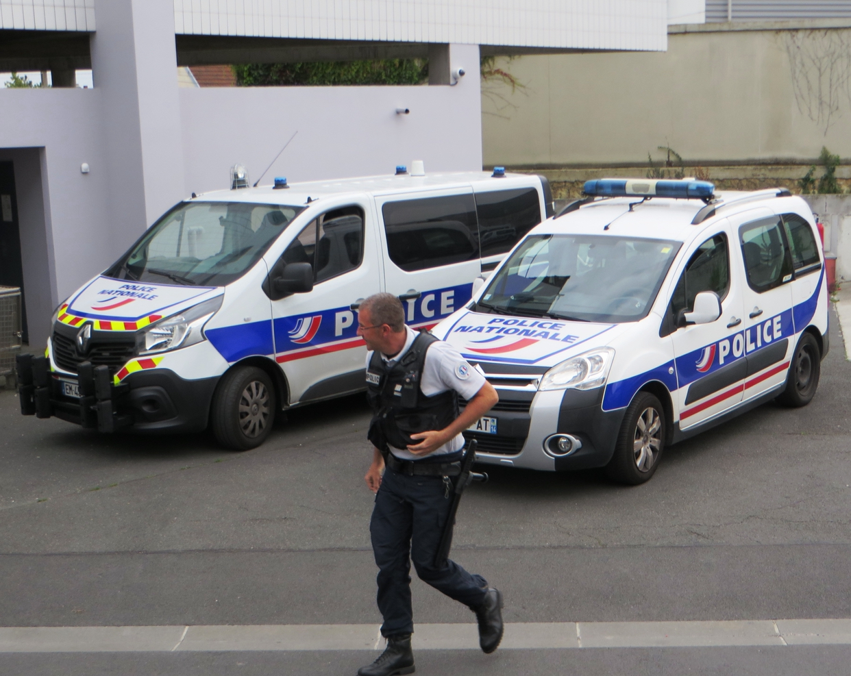 Graffiti cu sicrie pe clădirile Adunării Naționale din Franța. Un suspect cu presupuse legături cu Rusia, prins în România