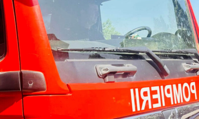 Incendiu de vegetație în județul Tulcea. Flăcările au ajuns în apropierea unor locuințe