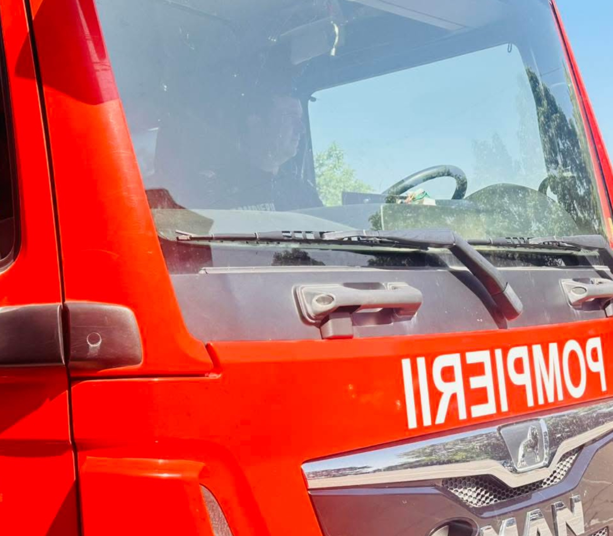 Incendiu de vegetație în județul Tulcea. Flăcările au ajuns în apropierea unor locuințe
