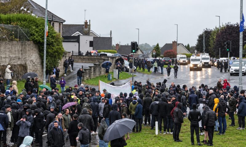 Proteste masive în Irlanda de Nord. Marșul Ordinului Portocaliu, blocat la Portadown