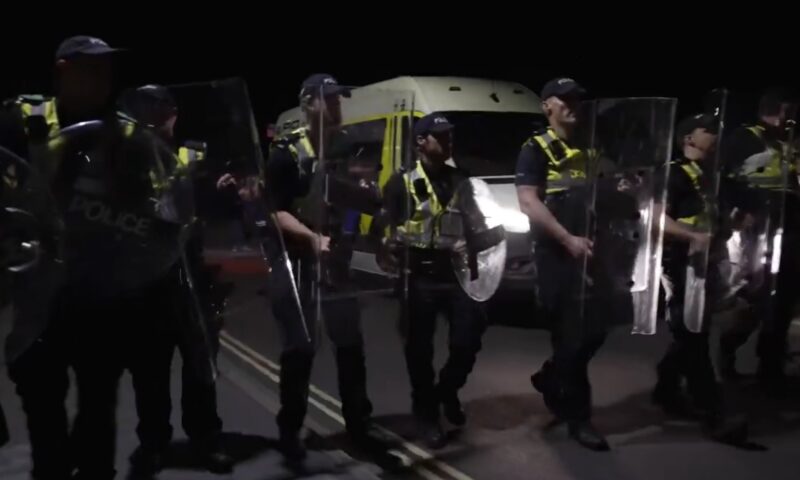 Proteste la Portsmouth după sosirea unei ambarcațiuni cu migranți. A fost nevoie de intervenția poliției