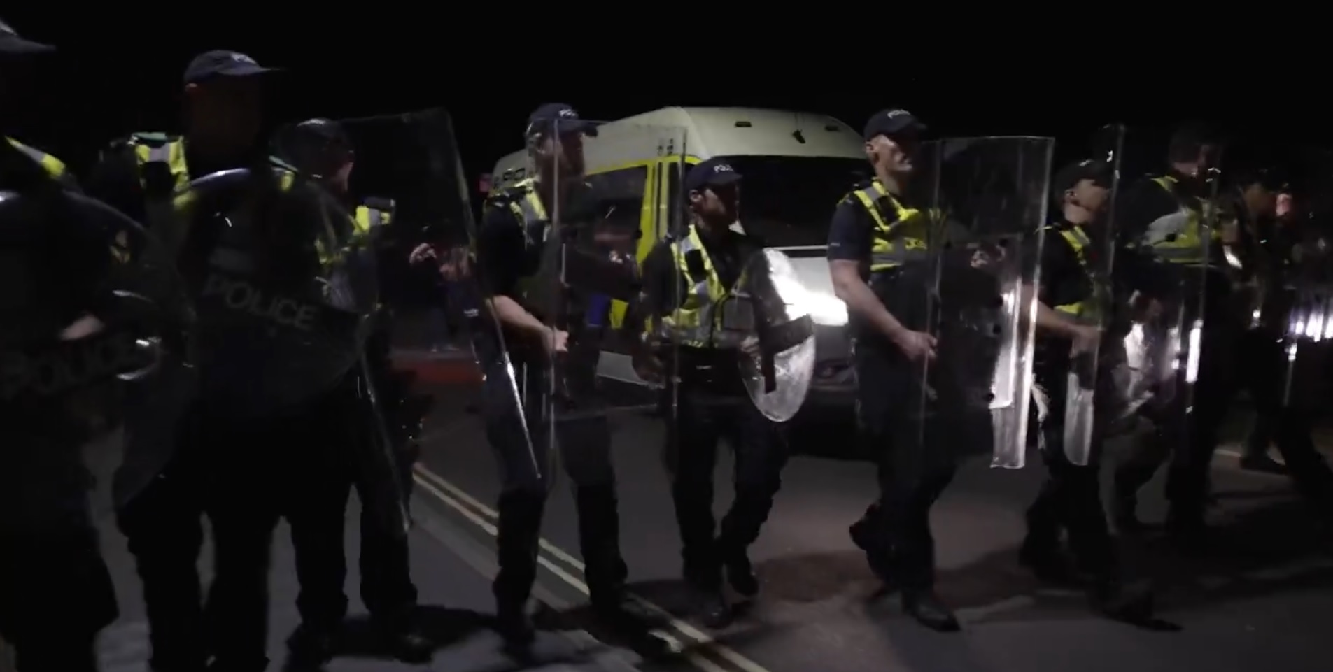 Proteste la Portsmouth după sosirea unei ambarcațiuni cu migranți. A fost nevoie de intervenția poliției