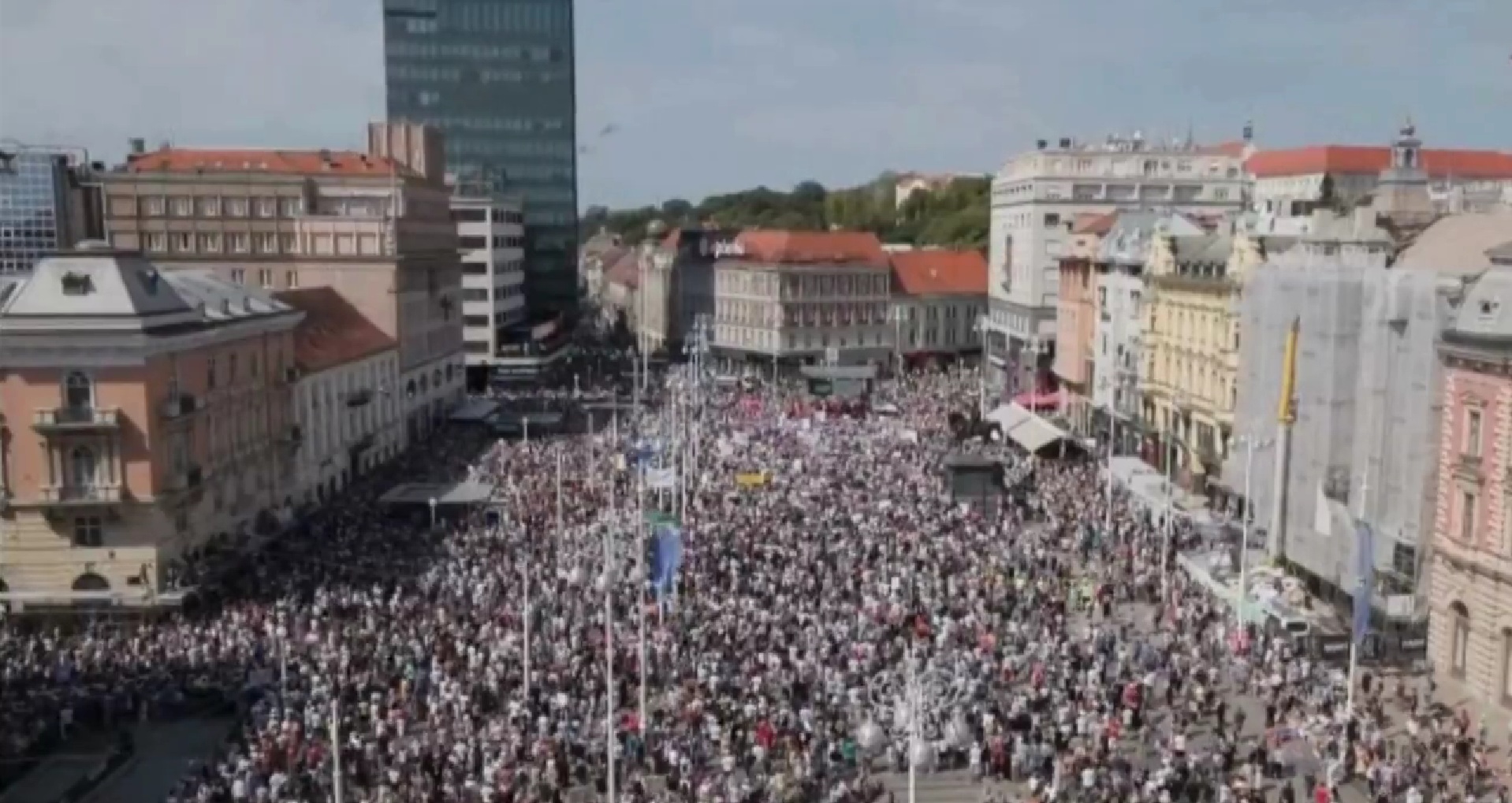 Protest masiv în Croația după descoperirea a 37.000 de tone de deșeuri. Ce au găsit anchetatorii