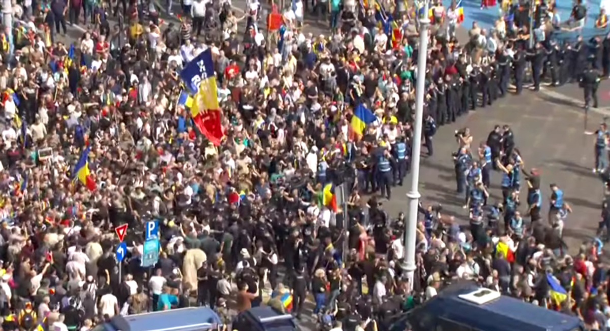 Răsturnare de situație la protestul din Piața Victoriei. Persoanele ridicate de jandarmi nu ar fi fermieri