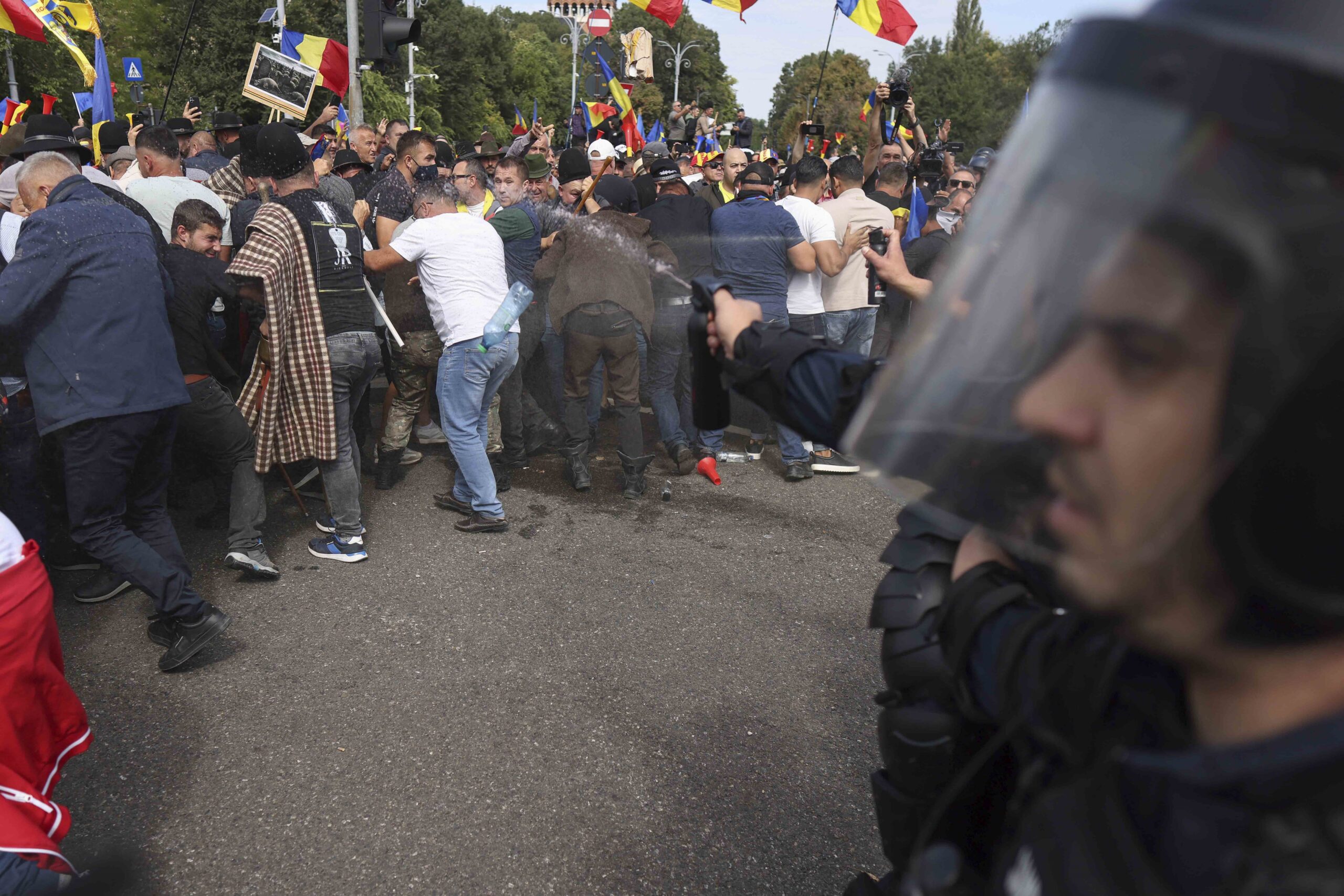 Piața Victoriei, din nou la limita confruntării. Cine răspunde dacă protestul escaladează, după lecția 10 august 2018