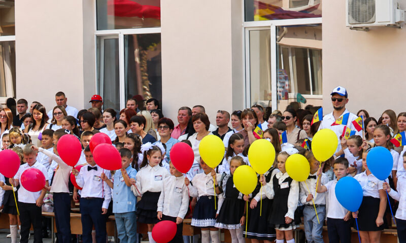 Povestea unei școli care rezistă în exil. Elevii din Grigoriopol străbat zeci de kilometri zilnic pentru a învăța în limba română