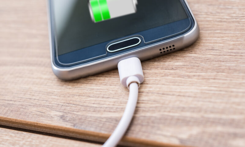 Cum îți strici bateria telefonului: Obiceiurile banale la care trebuie să renunți imediat