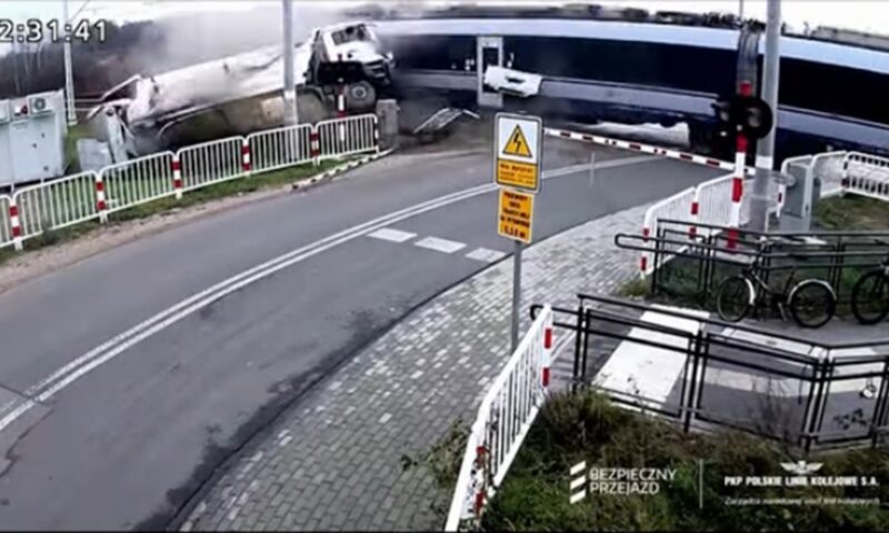 Tragedie în Polonia: un tren Intercity a lovit un camion și a deraiat. Cel puțin 20 de oameni au fost răniți. Video