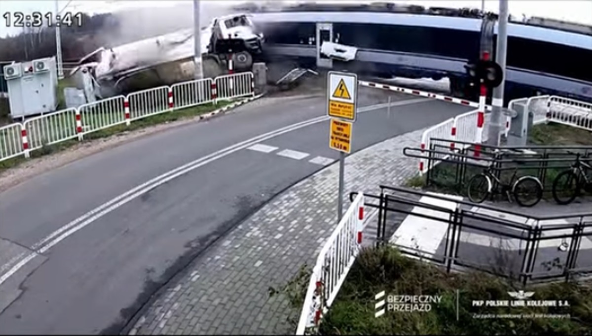 Tragedie în Polonia: un tren Intercity a lovit un camion și a deraiat. Cel puțin 20 de oameni au fost răniți. Video