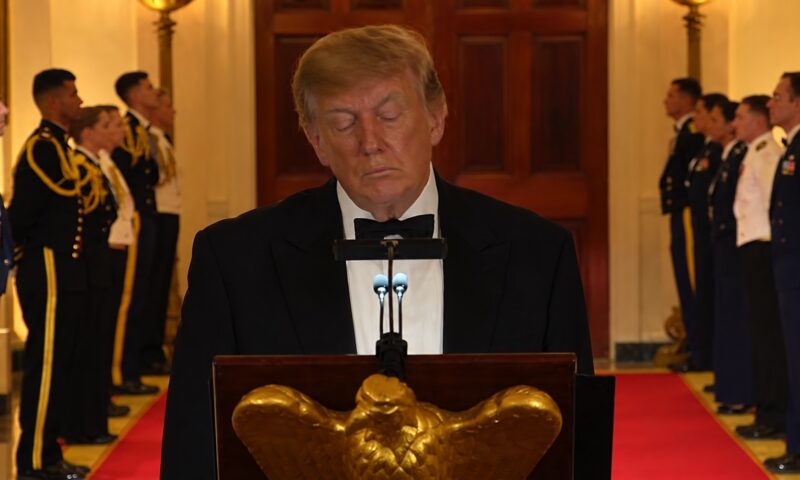 O nouă teorie a conspirației prinde contur în jurul lui Donald Trump. Imaginile care au alimentat speculațiile