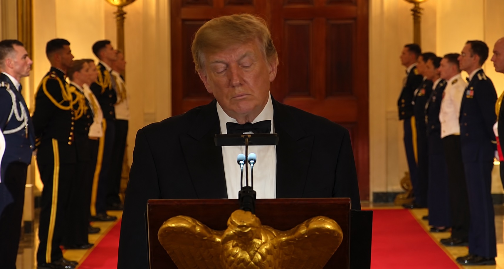 O nouă teorie a conspirației prinde contur în jurul lui Donald Trump. Imaginile care au alimentat speculațiile