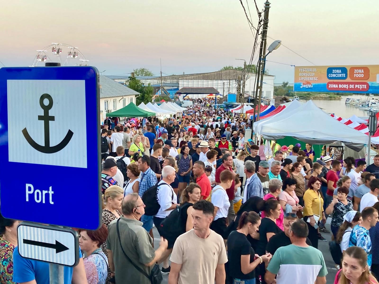 Turiști păcăliți de inteligența artificială în Deltă. Au ajuns la un festival care nu exista