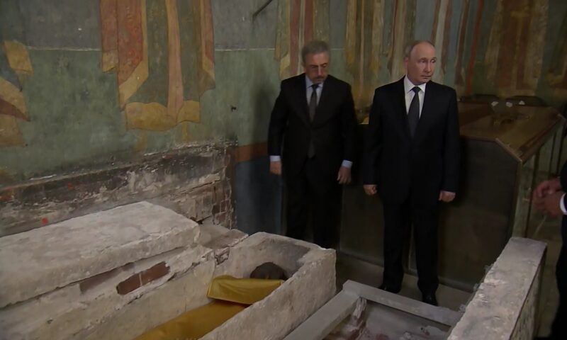 Rusia trimite moaștele unui sfânt medieval spre frontul din Ucraina. Putin vorbește despre o „descoperire miraculoasă”