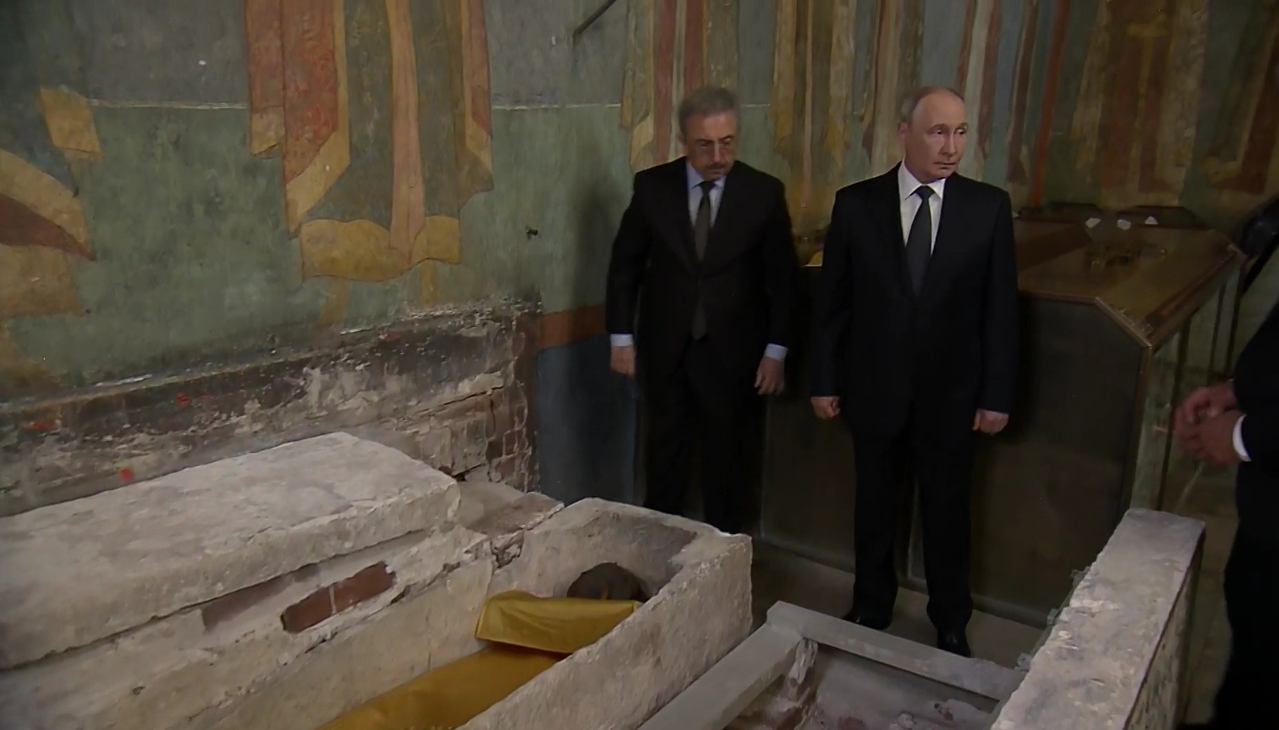 Rusia trimite moaștele unui sfânt medieval spre frontul din Ucraina. Putin vorbește despre o „descoperire miraculoasă”