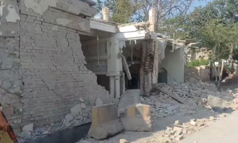 Atac sinucigaș în Pakistan: 31 de morți și peste 100 de răniți. Poliția a intrat în schimb de focuri