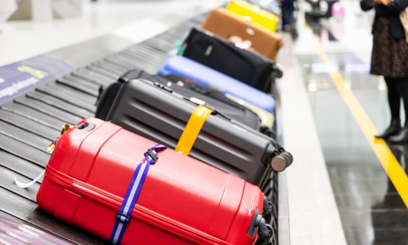 Culorile pe care trebuie să le eviți când îți cumperi valize sau trolere pentru avion