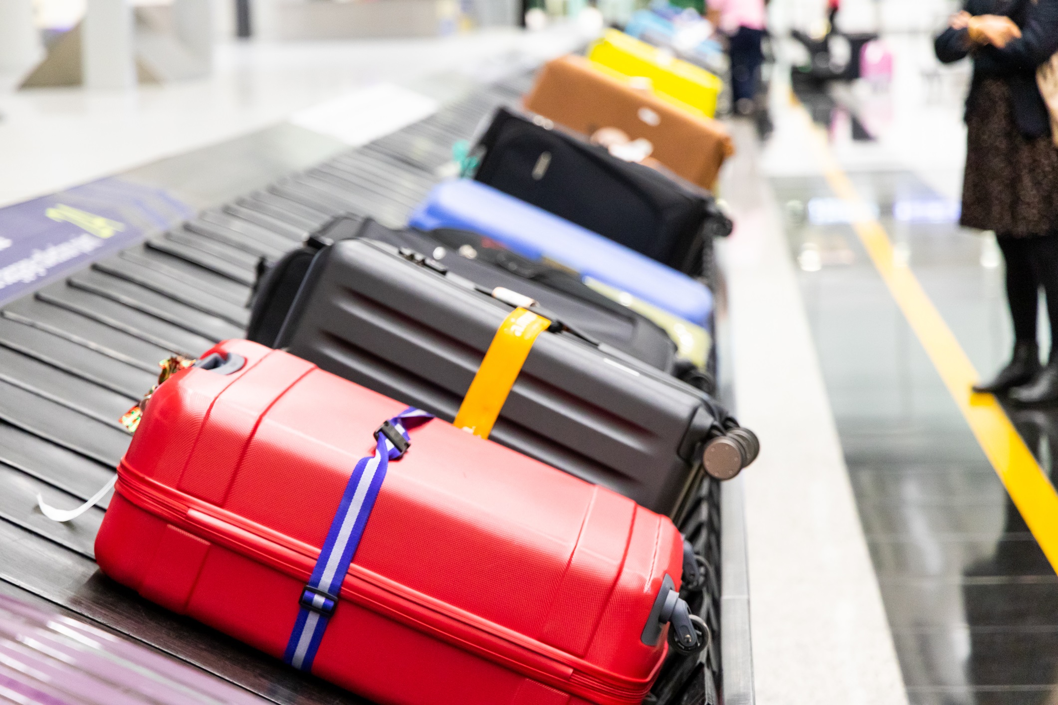 Culorile pe care trebuie să le eviți când îți cumperi valize sau trolere pentru avion