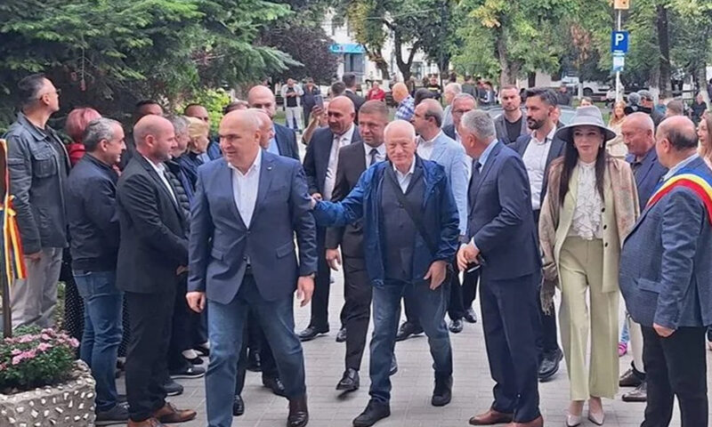 Ilie Bolojan, huiduit la Drăgășani. Reacția premierului demis în fața mulțimii
