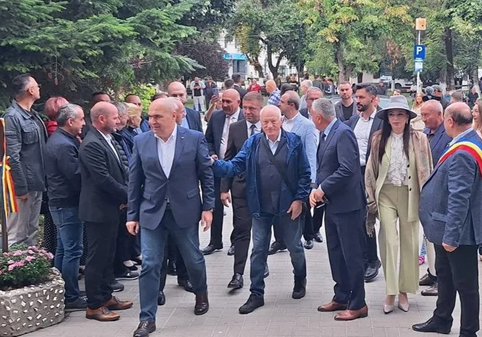 Ilie Bolojan, huiduit la Drăgășani. Reacția premierului demis în fața mulțimii