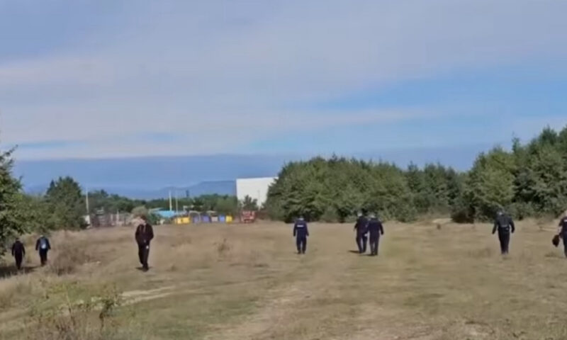 Mama copilului înecat în râul Trotuș, în fața furiei localnicilor. Ce acuzații îi aduc oamenii