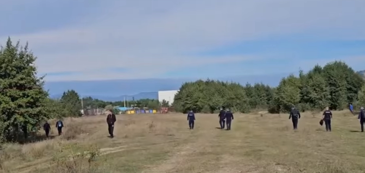 Mama copilului înecat în râul Trotuș, în fața furiei localnicilor. Ce acuzații îi aduc oamenii