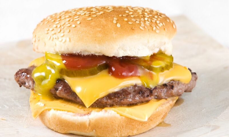 Cea mai bună brânză pentru burger, potrivit unui expert. De ce unele sortimente populare dezamăgesc