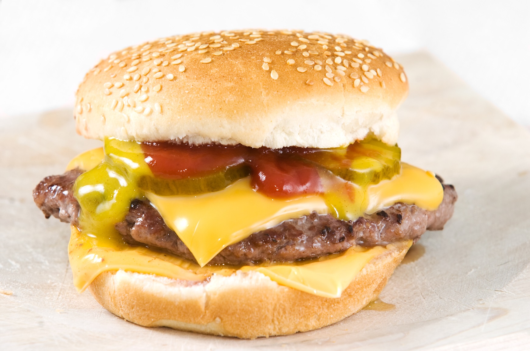 Cea mai bună brânză pentru burger, potrivit unui expert. De ce unele sortimente populare dezamăgesc
