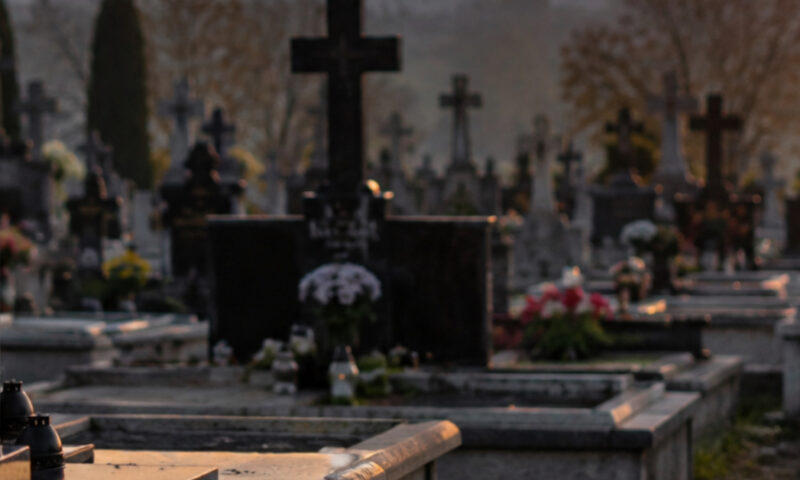 Fostul administrator al cimitirului din Slatina, acuzat că ar fi aprobat scoaterea cadavrelor și înhumarea lor în gropi comune