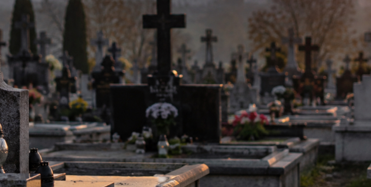 Fostul administrator al cimitirului din Slatina, acuzat că ar fi aprobat scoaterea cadavrelor și înhumarea lor în gropi comune
