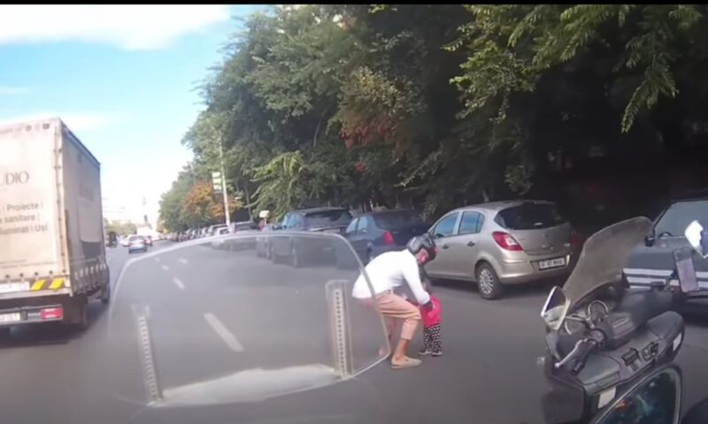 Dosar penal în cazul fetiței găsită singură pe bulevard. Ce le-a spus mama polițiștilor