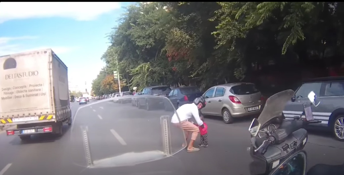 Dosar penal în cazul fetiței găsită singură pe bulevard. Ce le-a spus mama polițiștilor