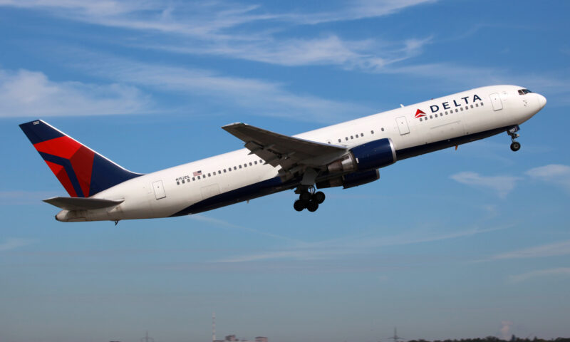 Avion Delta, coborâre rapidă de 8.200 de metri. Măștile de oxigen, activate