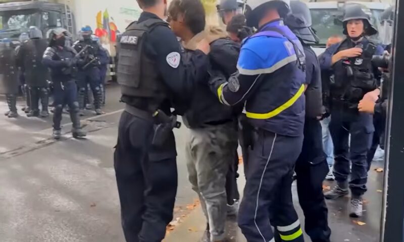 Elevii din Franța protestează, guvernul îi arestează