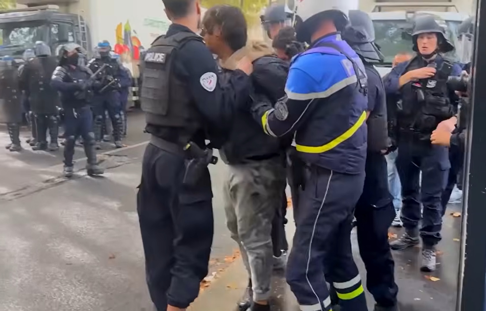 Elevii din Franța protestează, guvernul îi arestează