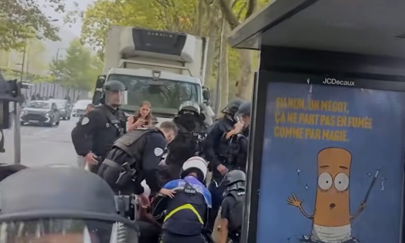 Peste 400 de arestări la protestele elevilor din Franța