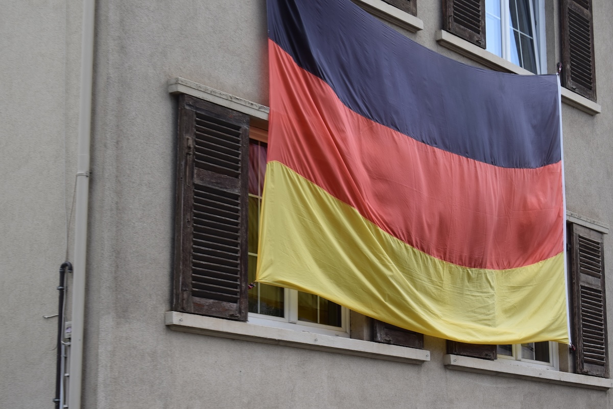 Un steag german afișat la fereastră, o formă de protest