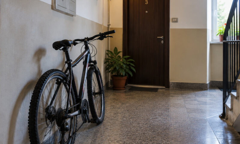 Biciclete, cutii și mobilier pe holul blocului. Ce riscă proprietarii care ocupă spațiile comune