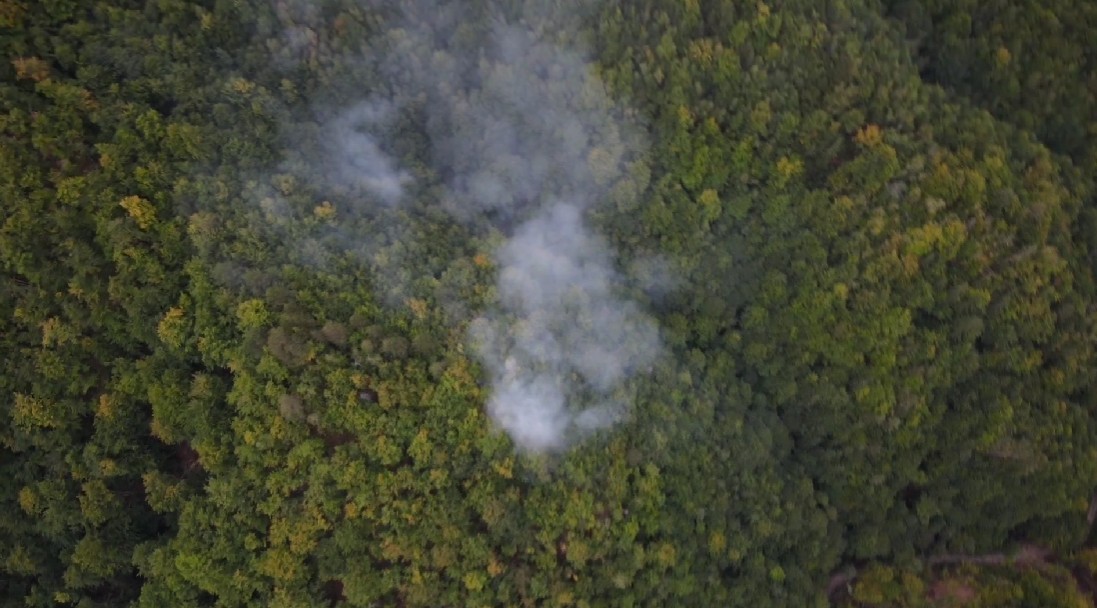Incendiu puternic la Băile Olănești. Flăcările s-au extins pe 22 de hectare