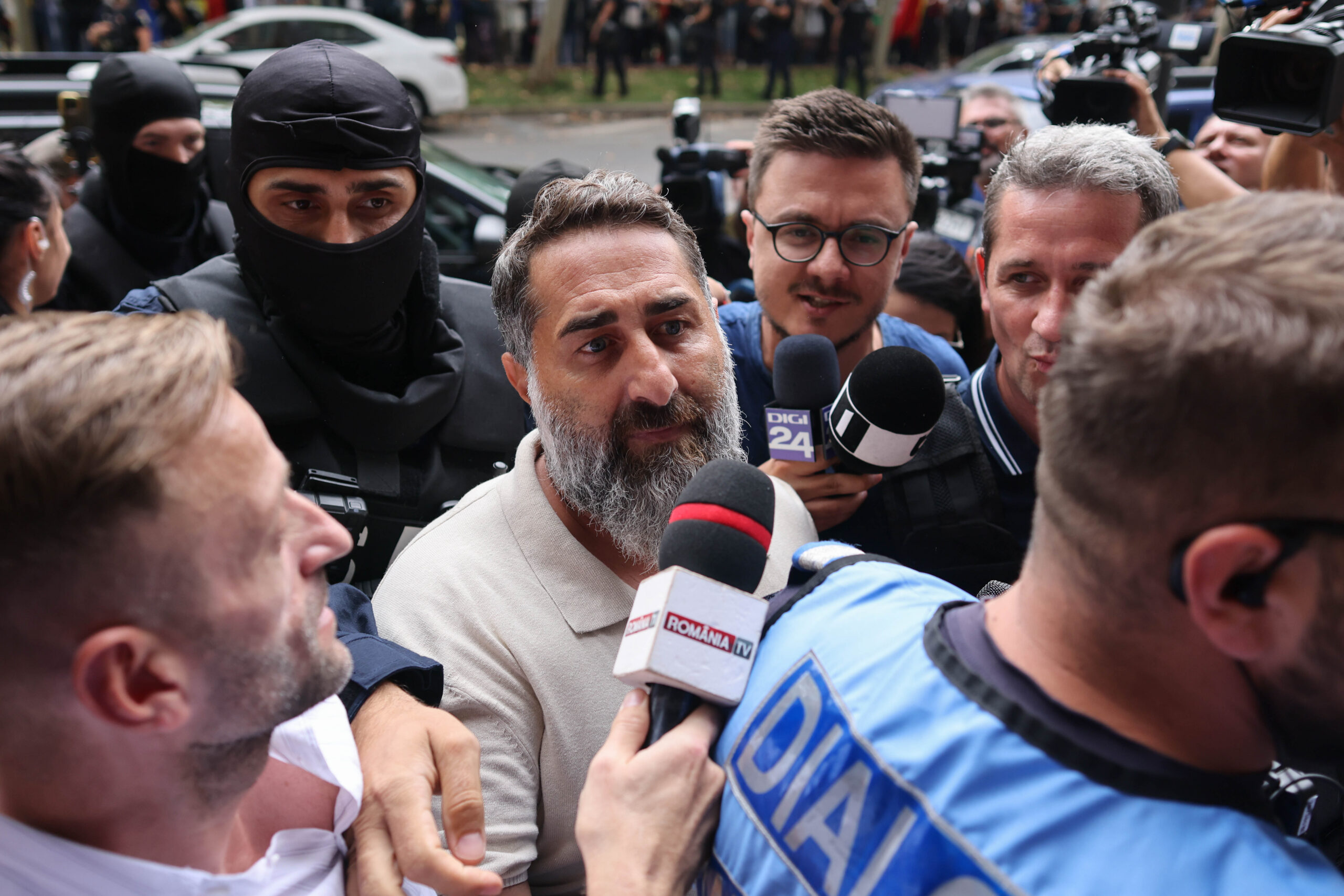 Dosarul lui Călin Georgescu. Ionel Rusen, audiat. Răzvan Leu, declarații despre traseul banilor. Aparat de bruiat, găsit la percheziții. Live Text